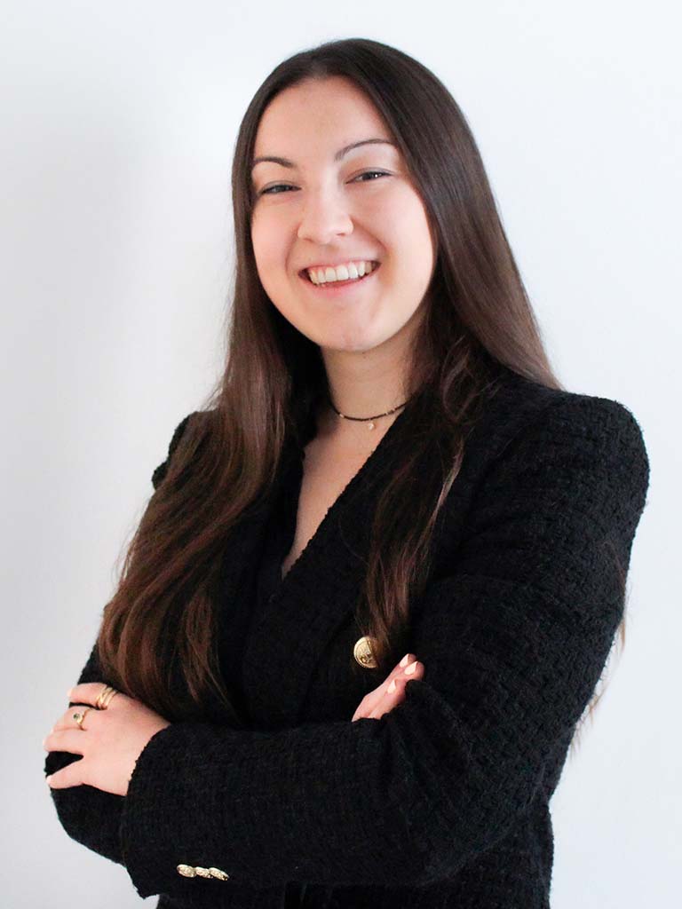 Andrea Valls, abogada laboralista de CECA MAGÁN Abogados en oficina de Barcelona 