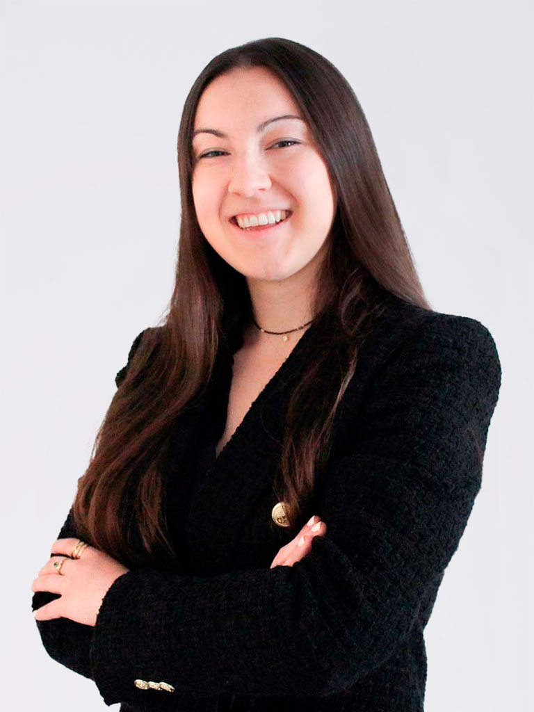 Andrea Valls, abogada laboralista de CECA MAGÁN Abogados en oficina de Barcelona 