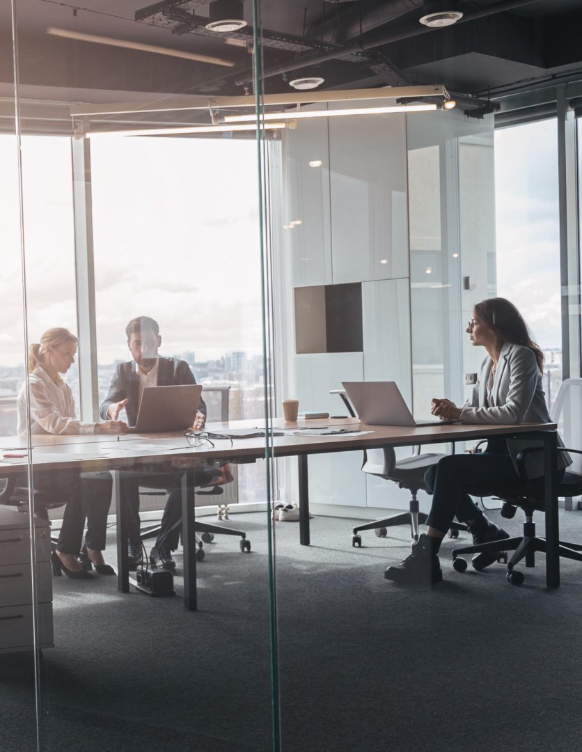 Despacho con gente reunida